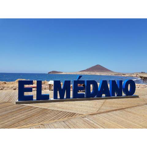 alquilaencanarias El Medano Pika, center and beach