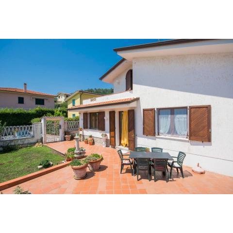 ALTIDO Villa for 4 with Garden close to Pisa