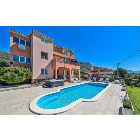 Amazing home in Kastel Luksic with 6 Bedrooms, Jacuzzi and Outdoor swimming pool