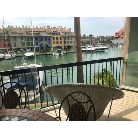 Apartamento con piscina ,playa con vistas panorámicas en la Marina de Sotogrande