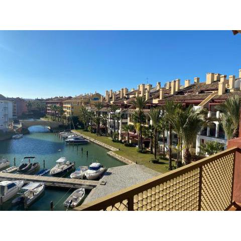 Apartamento con terraza sobre La Marina de Sotogrande