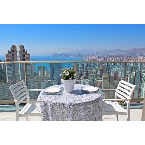 Apartamento de Lujo con terraza privada y vistas al mar en Torre Lúgano