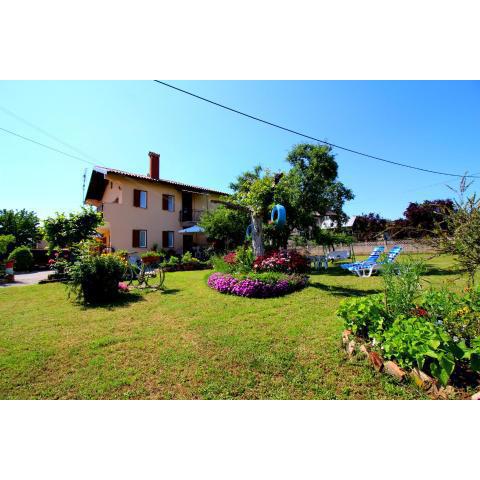 Apartment Fero with beautiful garden