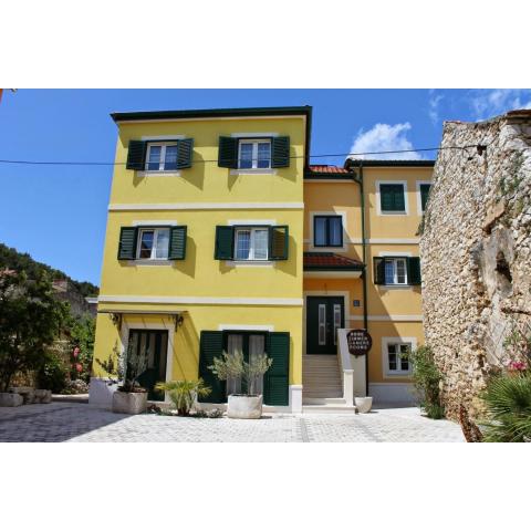 Apartment in Skradin with terrace, air conditioning, WiFi, washing machine (4921-6)