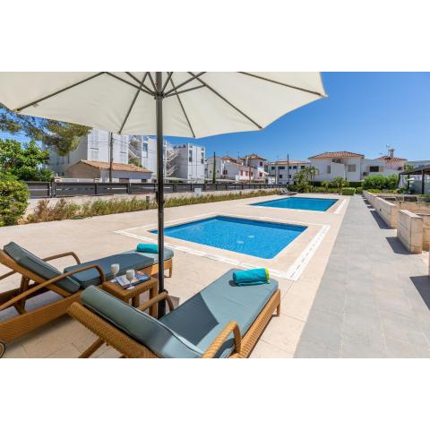 Apartment La Nau - Fantastic Apartment with hot tub and pool, just steps away from beach