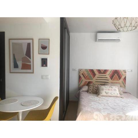 Apartmento studio boho a 1 minuto del puerto y la playa!