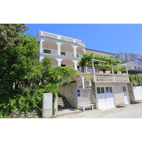 Apartments and rooms with parking space Gradac, Makarska - 6660