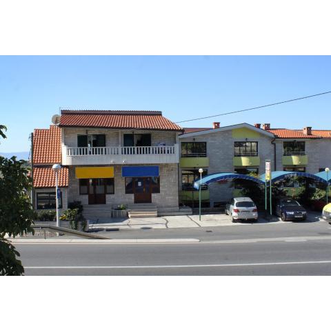 Apartments and rooms with parking space Makarska - 9128