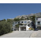 Apartments with a parking space Brela, Makarska - 16603