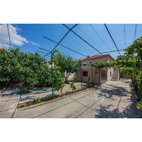 Apartments with a parking space Kastel Stari, Kastela - 16087