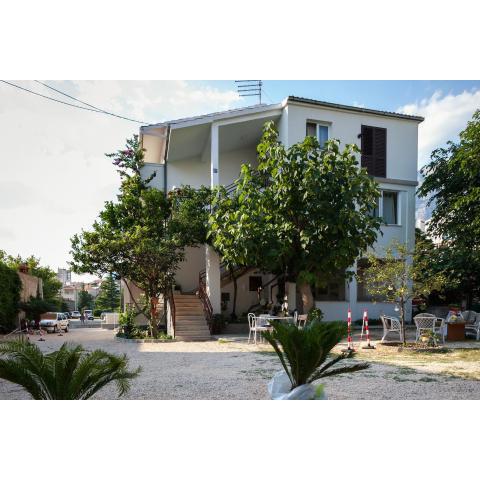 Apartments with a parking space Makarska - 6814