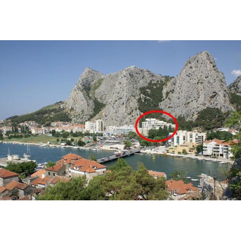 Apartments with a parking space Omis - 14290