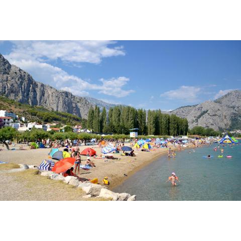 Apartments with a parking space Omis - 2760