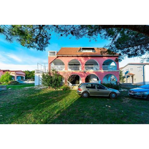 Apartments with a parking space Vir - Kozjak, Vir - 18579