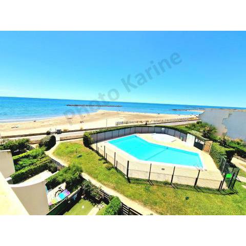 Appartement 1ere ligne piscine terrasse au bord de la plage front de mer avec 6 vélos