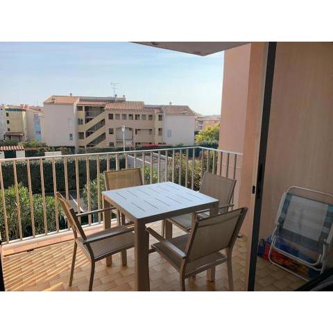 Appartement T2, terrasse, parking privé proche port et plages