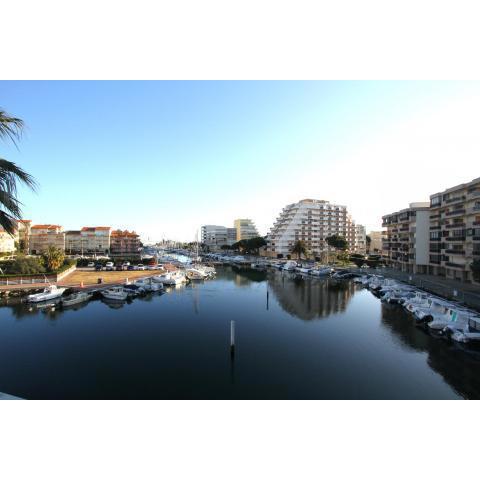 Appartement vue sur la Marina et parking