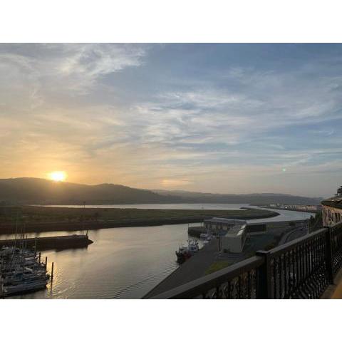 Ático con vistas al mar y amplia terraza, en el muelle deportivo