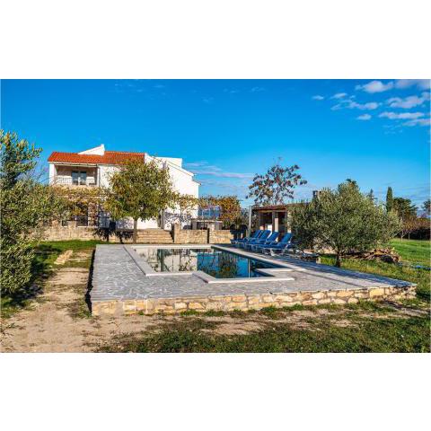 Awesome home in Donji Kasic with Outdoor swimming pool, Jacuzzi and WiFi