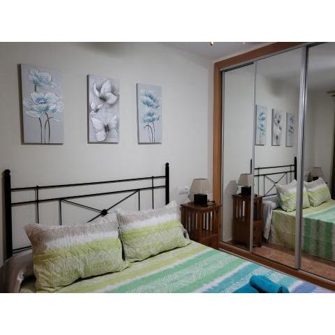 Bajo cálido con terraza y patio privado!