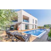 Beautiful home in Porec with Outdoor swimming pool, WiFi and 3 Bedrooms