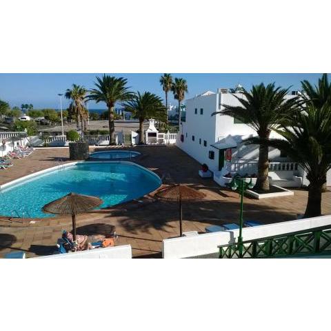 Casa Anna. Pool and next to the beach