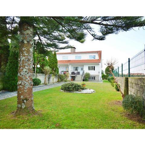 Casa con jardín en Fefiñanes