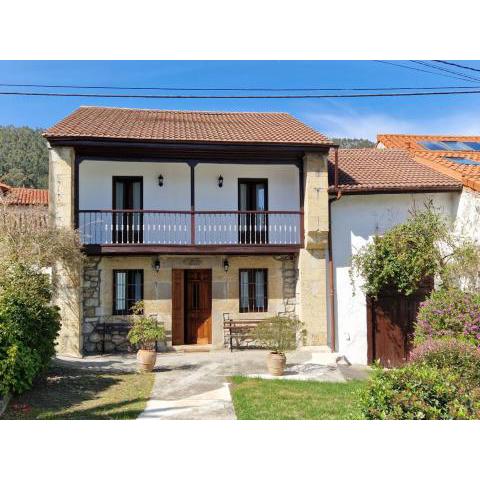 Casa rústica con jardín en Pesués