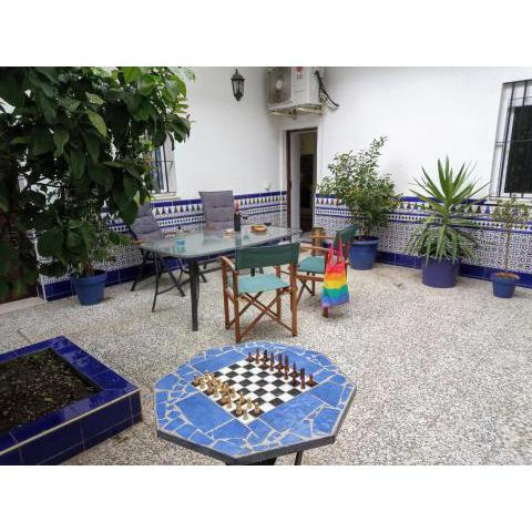 Casa Valientes B - Free private parking, patio, WiFi & AC