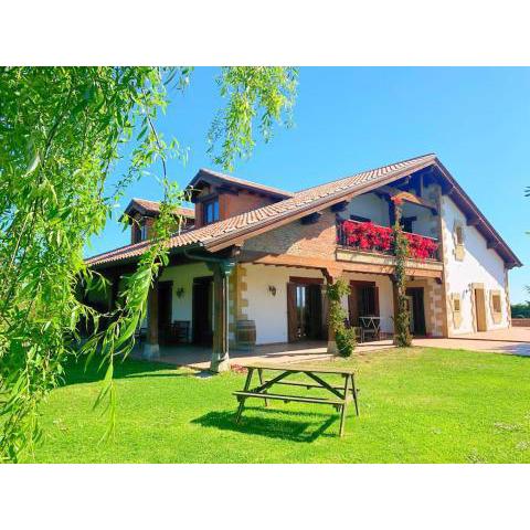 Casona cantabra con piscina a 3 km de playas. Ideal familias.