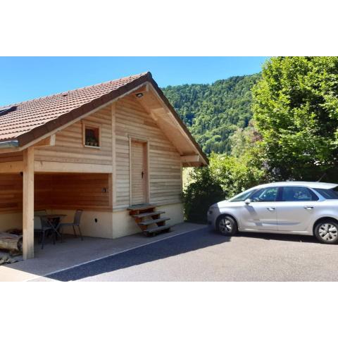 Chalet indépendant avec vue et jardin.