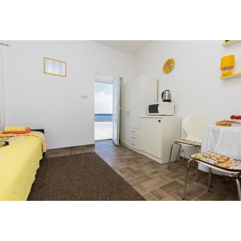 Charming Seafront Apartment Yellow