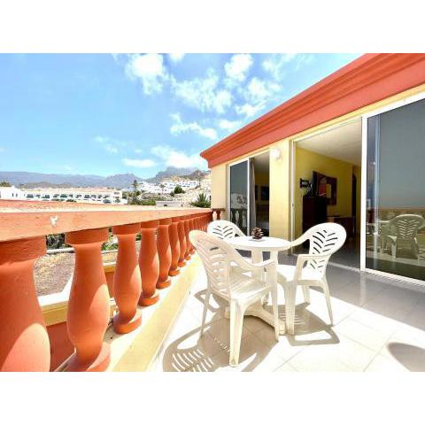 Cozy one bedroom apartment, pool, next restaurants, shops and the beach in Tenerife South