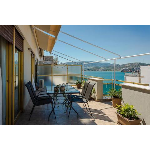 Cozy seaside penthouse with sea & mountain view.