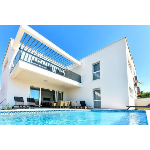 CROWONDER Villa Sunrise with Swimming Pool and Seaview