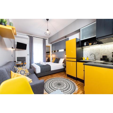 Downtown Luxury Boutique Suites : the yellow suite