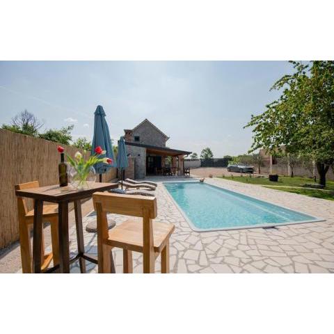 Eli Rustic holiday house with privat Pool