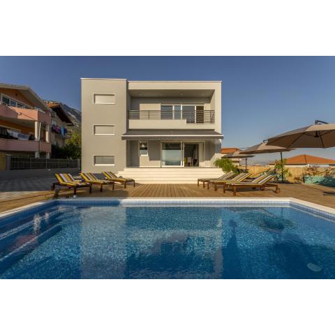 Family friendly apartments with a swimming pool Kastel Kambelovac, Kastela - 18117