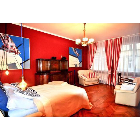 Fine Art Luxury Stay in the Old Town absolute center