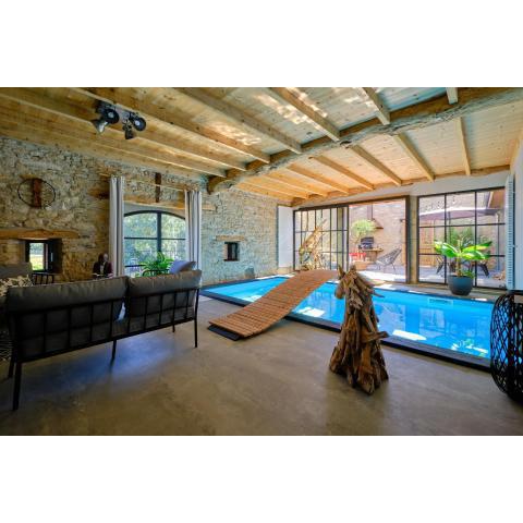 GITE de L'ATELIER LOFT INDUSTRIEL CLIMATISE PISCINE INTERIEURE PRIVEE TERRASSE