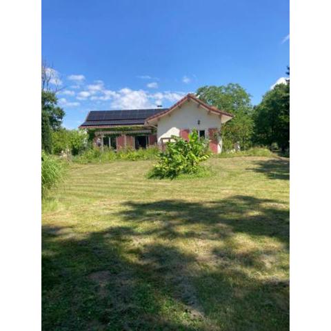 Groot huis met tuin op het platteland