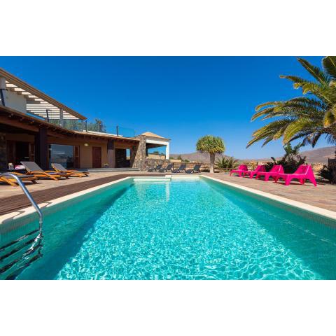 HomeForGuest Oasis Villa with swimming pool in 4000m2 garden