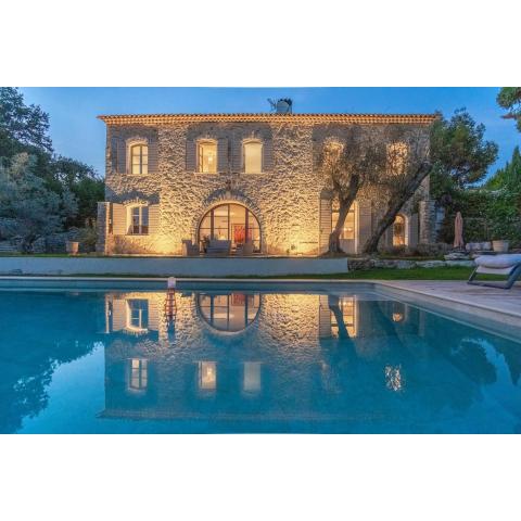 L'élégante Bastide en pierre avec vue sur le vieux village de Mougins