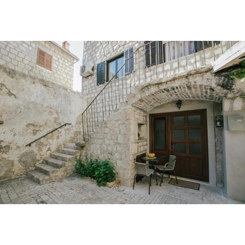 Modern traditional apartment w patio near beach