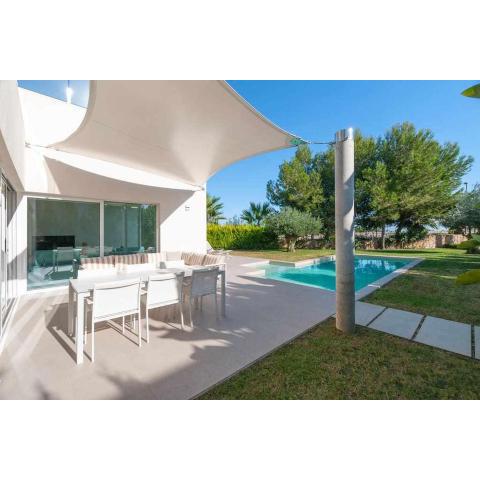 Modern villa in Las Colinas Golf with heated pool