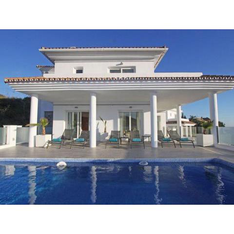 Modern villa with Heated Pool, Jacuzzi, Sauna, sleeps 10