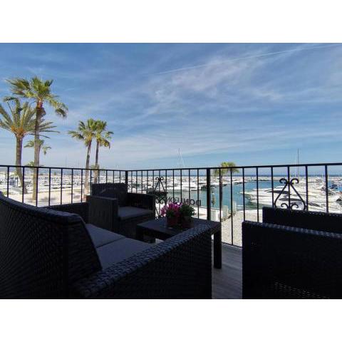 Sea front apartment in Puerto Banús