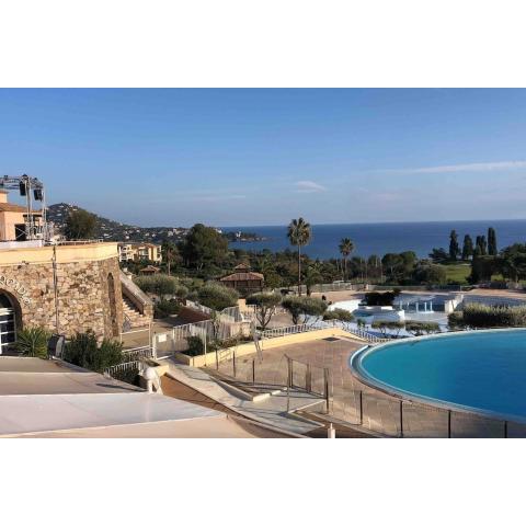 Studio 4 personnes, CAP ESTEREL, superbe vue. 500m des plages.