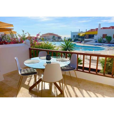 Stylish 1 bedroom apartment on frontline of Playa del Duque