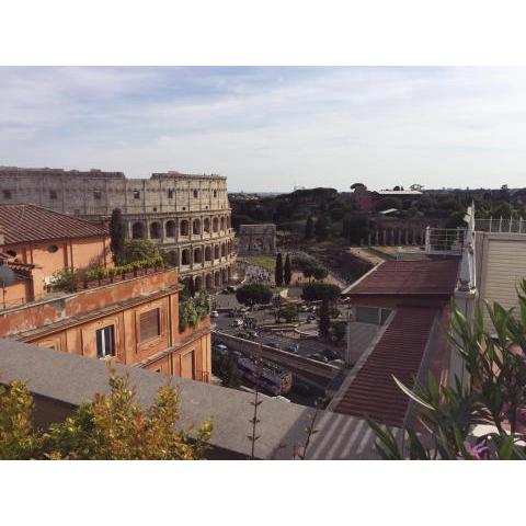 SUPERATTICO SUL COLOSSEO